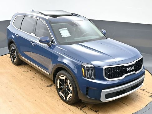 Used 2025 Kia Telluride EX w/ EX Captain's Chair Package FWD image 47