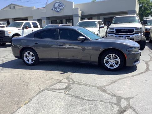 Used 2019 Dodge Charger SXT w/ Travel & Safety Group RWD image 10