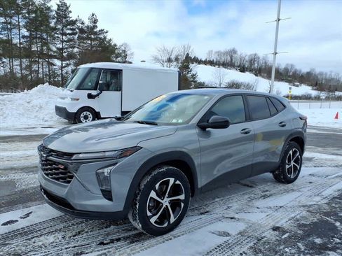 Used 2024 Chevrolet Trax RS w/ Driver Confidence Package image 3