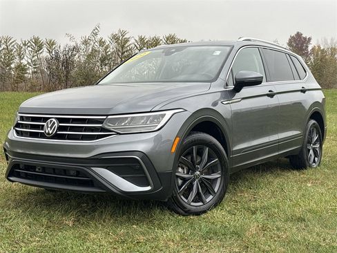 Used 2022 Volkswagen Tiguan SE w/ Panoramic Sunroof Package image 4