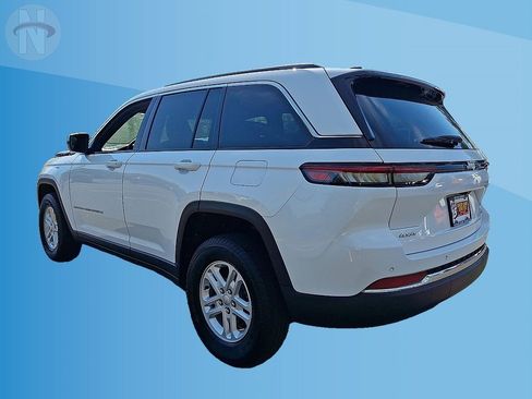 Used 2024 Jeep Grand Cherokee Laredo AWD/4WD image 11