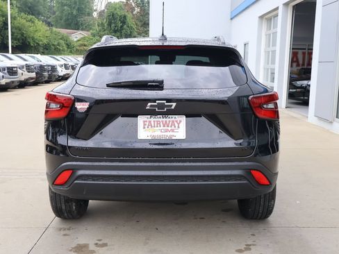 New 2026 Chevrolet Trax LT w/ Midnight Edition FWD image 9