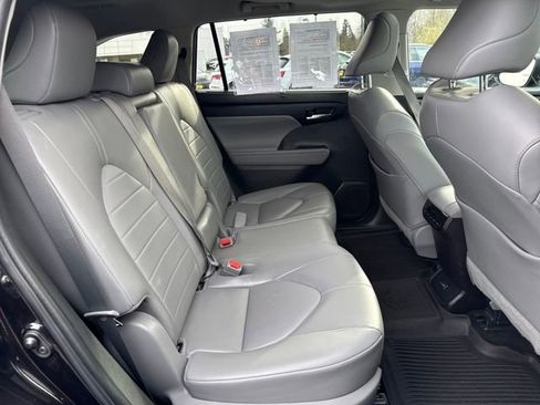 Used 2022 Toyota Highlander XLE image 13