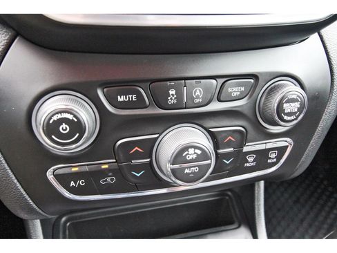 Used 2022 Jeep Cherokee Trailhawk AWD/4WD image 28