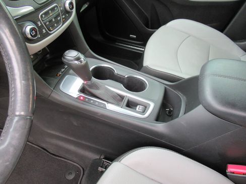 Used 2019 Chevrolet Equinox Premier FWD image 16