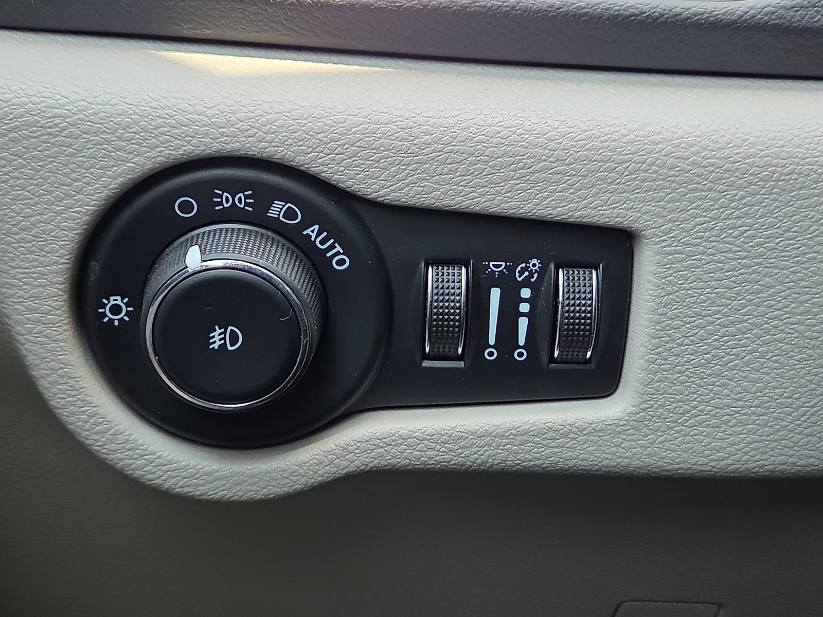 Used 2023 Chrysler Pacifica Touring-L FWD image 17