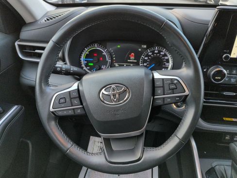 Used 2023 Toyota Highlander XLE image 14