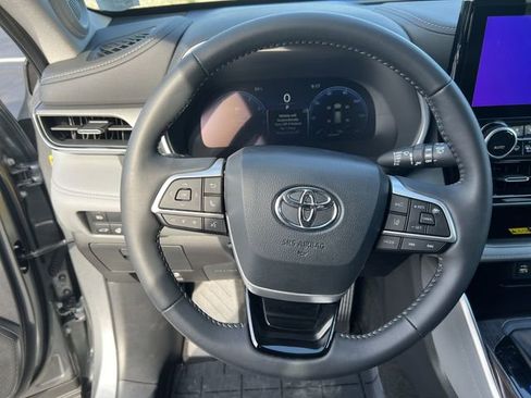 Used 2025 Toyota Highlander Limited image 12