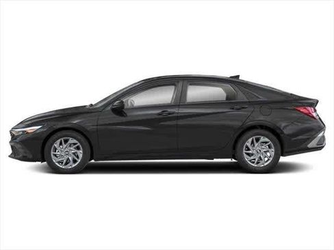 Used 2024 Hyundai Elantra SEL FWD image 3