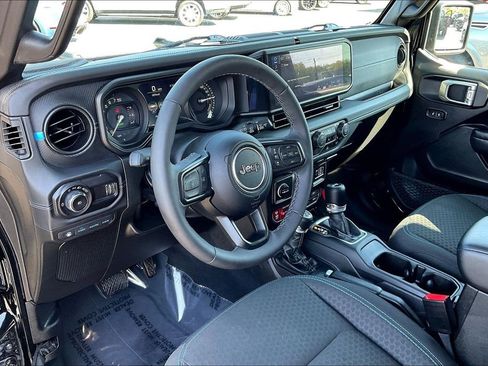 Used 2025 Jeep Wrangler Unlimited Rubicon 4xe w/ Convenience Group AWD/4WD image 19