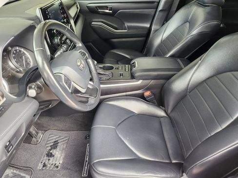 Used 2022 Toyota Highlander XLE FWD image 12