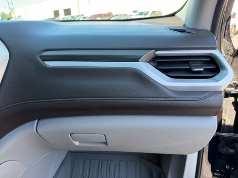 Used 2021 GMC Acadia SLT w/ Technology Package FWD image 18