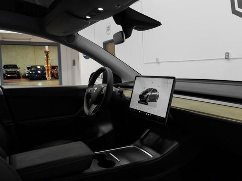 Used 2022 Tesla Model Y Long Range image 31