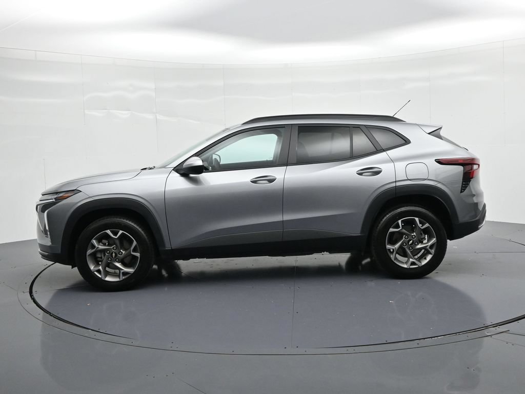 Used 2025 Chevrolet Trax LT FWD image 9