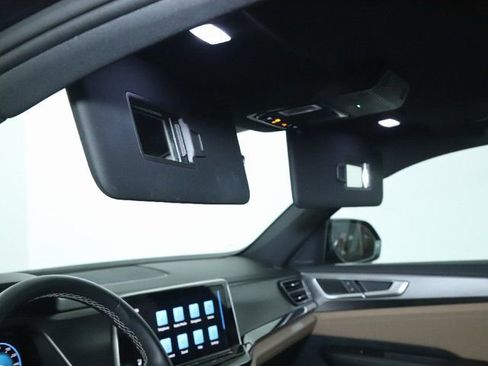 Used 2025 Volkswagen Atlas Cross Sport SE image 19