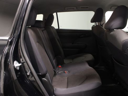 Used 2021 Toyota Highlander LE AWD/4WD image 17
