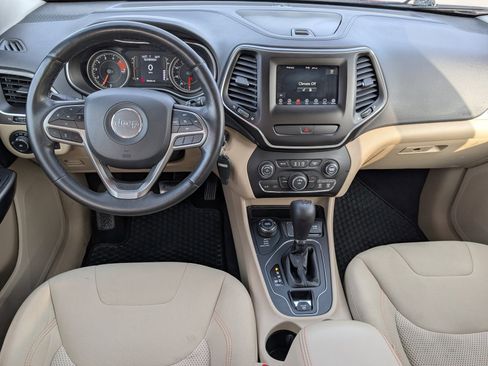 Certified 2019 Jeep Cherokee Latitude w/ Cold Weather Group image 11