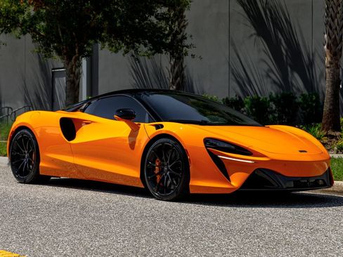 Used 2025 McLaren Artura Spider RWD image 16