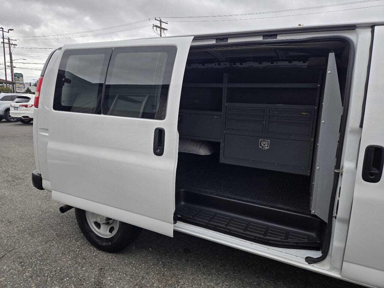 Used 2017 Chevrolet Express 2500 RWD image 5