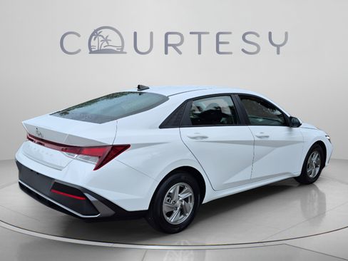 Used 2025 Hyundai Elantra SE FWD image 5