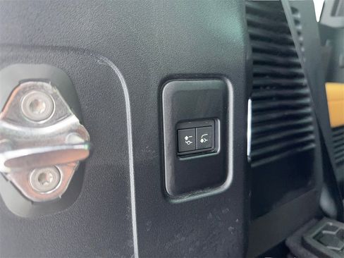 Used 2024 Land Rover Defender 130 X-Dynamic SE image 21