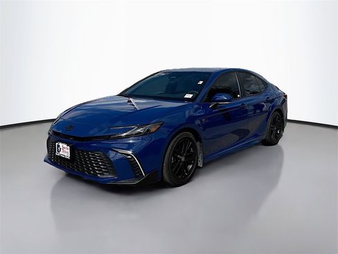 Used 2025 Toyota Camry LE image 3