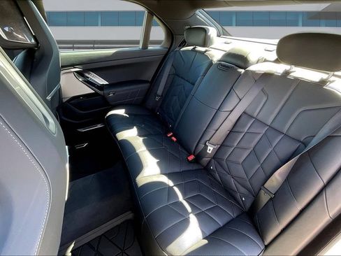 Used 2025 BMW 760i xDrive w/ Premium Package AWD/4WD image 22