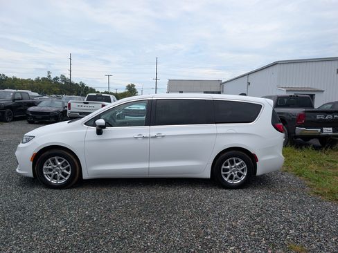 Used 2023 Chrysler Pacifica Touring-L FWD image 2