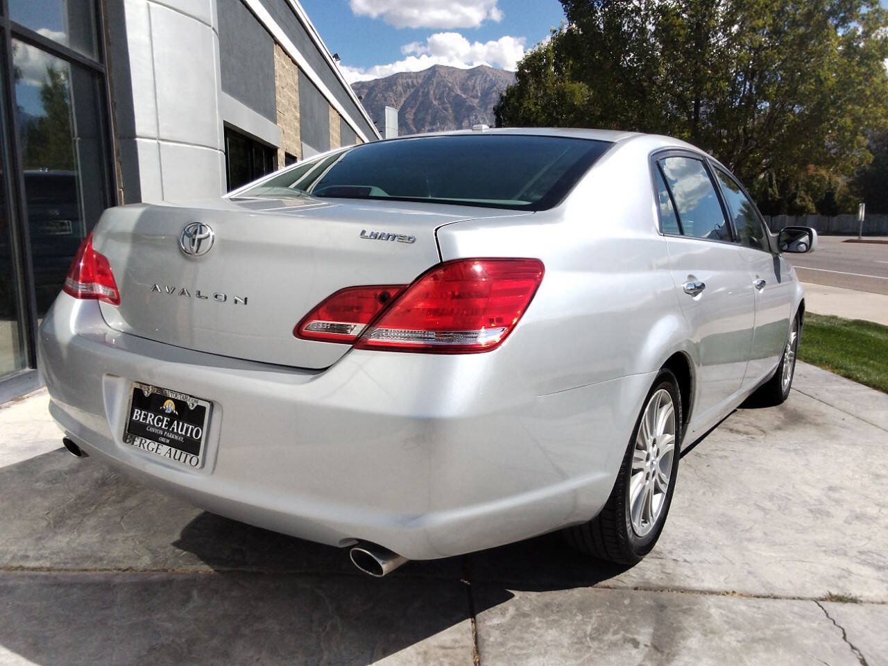 Used 2010 Toyota Avalon Limited FWD image 5