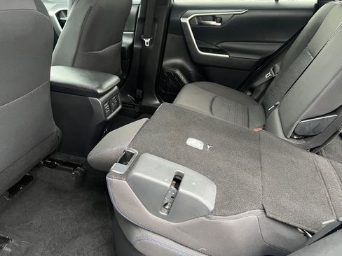 Used 2024 Toyota RAV4 SE image 17