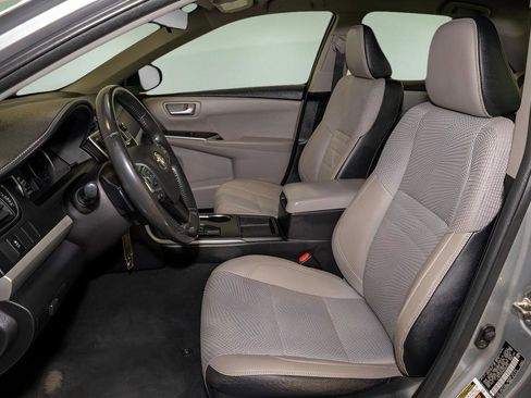 Used 2016 Toyota Camry SE image 9