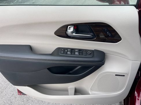 Used 2022 Chrysler Pacifica Limited AWD/4WD image 12