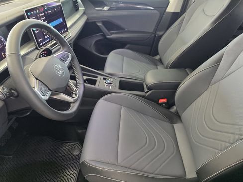 Used 2025 Volkswagen Tiguan SE FWD image 12