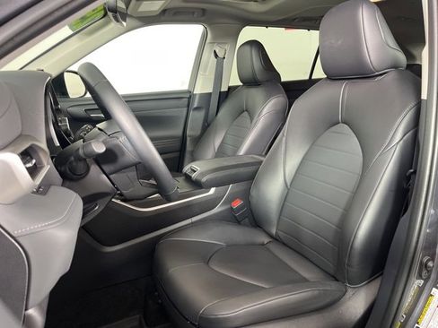 Used 2025 Toyota Highlander XLE image 4
