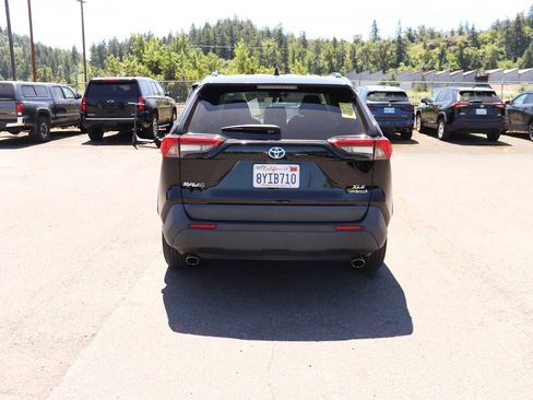 Used 2021 Toyota RAV4 XLE Premium AWD/4WD image 7