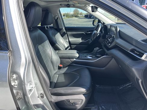 Certified 2021 Toyota Highlander XLE image 34