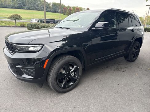 New 2025 Jeep Grand Cherokee Altitude image 8