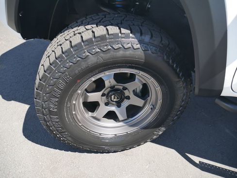 Used 2019 Toyota Tacoma TRD Off-Road AWD/4WD image 10