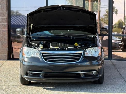 Used 2016 Chrysler Town & Country Touring FWD image 21