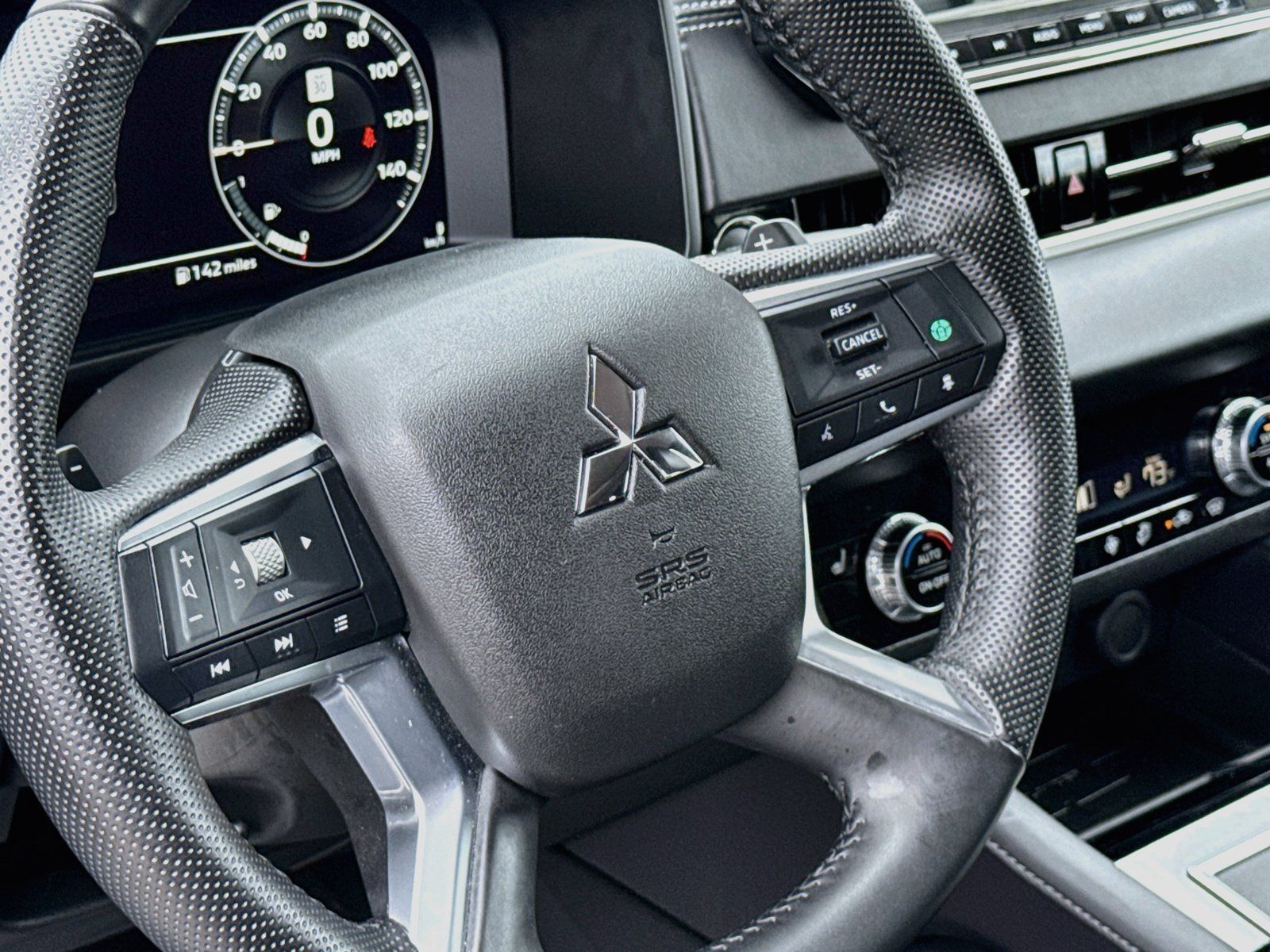 Used 2023 Mitsubishi Outlander SE AWD/4WD image 12
