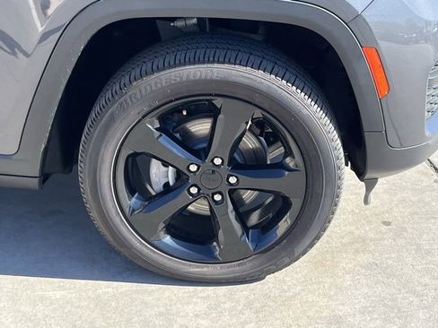 Certified 2022 Jeep Grand Cherokee Altitude image 4