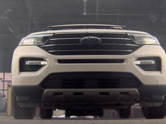 Used 2024 Ford Explorer XLT w/ Equipment Group 202A AWD/4WD image 3