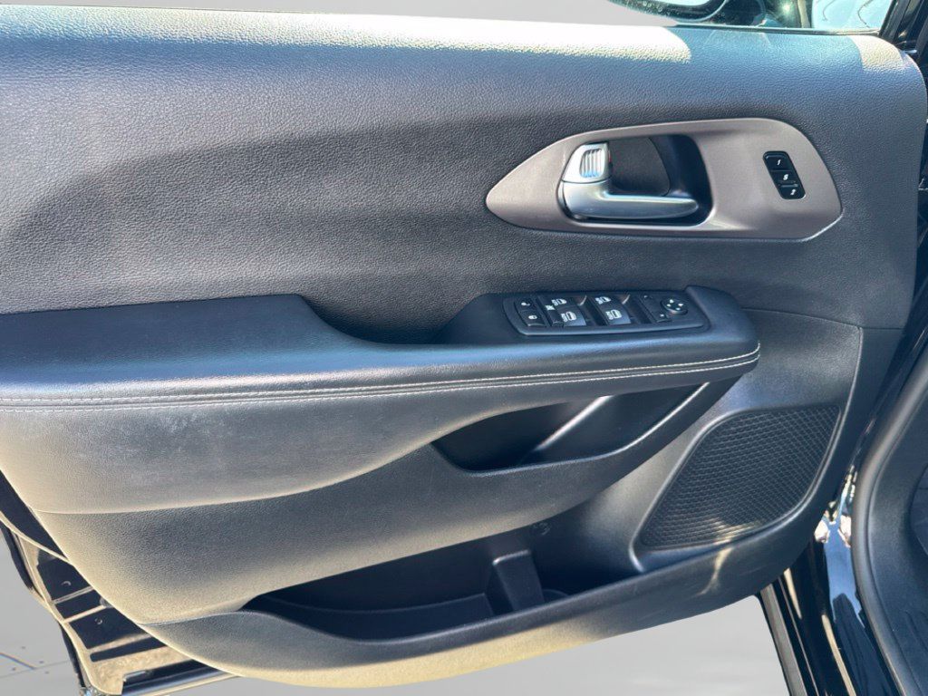 Used 2025 Chrysler Pacifica Select FWD image 21