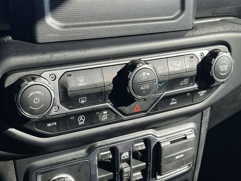 Used 2021 Jeep Wrangler Unlimited Sahara image 30