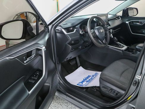 Used 2021 Toyota RAV4 XLE w/ Convenience Package FWD image 3