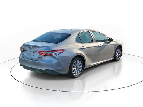 Used 2018 Toyota Camry LE image 3