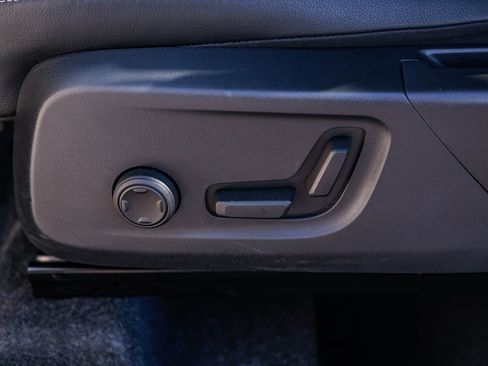 Used 2025 Volvo XC40 B5 Core image 24