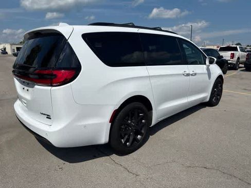 Used 2022 Chrysler Pacifica Limited w/ Uconnect Theater Family Group AWD/4WD image 5