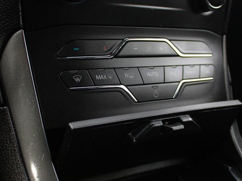 Used 2020 Ford Edge SE image 32