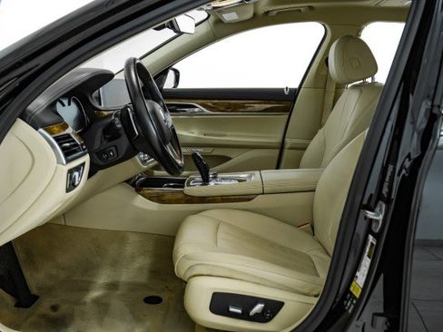Used 2017 BMW 740i xDrive image 27
